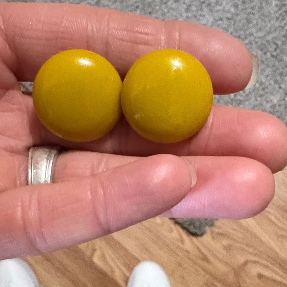 BAKELITE VINTAGE EGG YOLK ROUND BUTTON SCREWBACK 1" EARRINGS